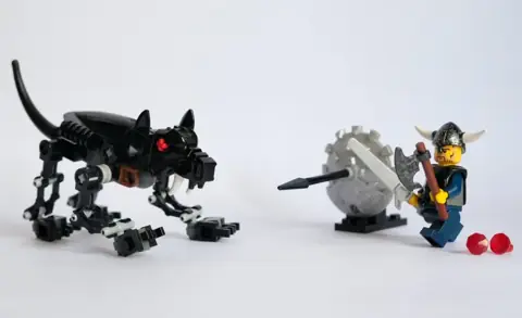 Vikings: Viking Warrior challenges the Fenris Wolf (7015)